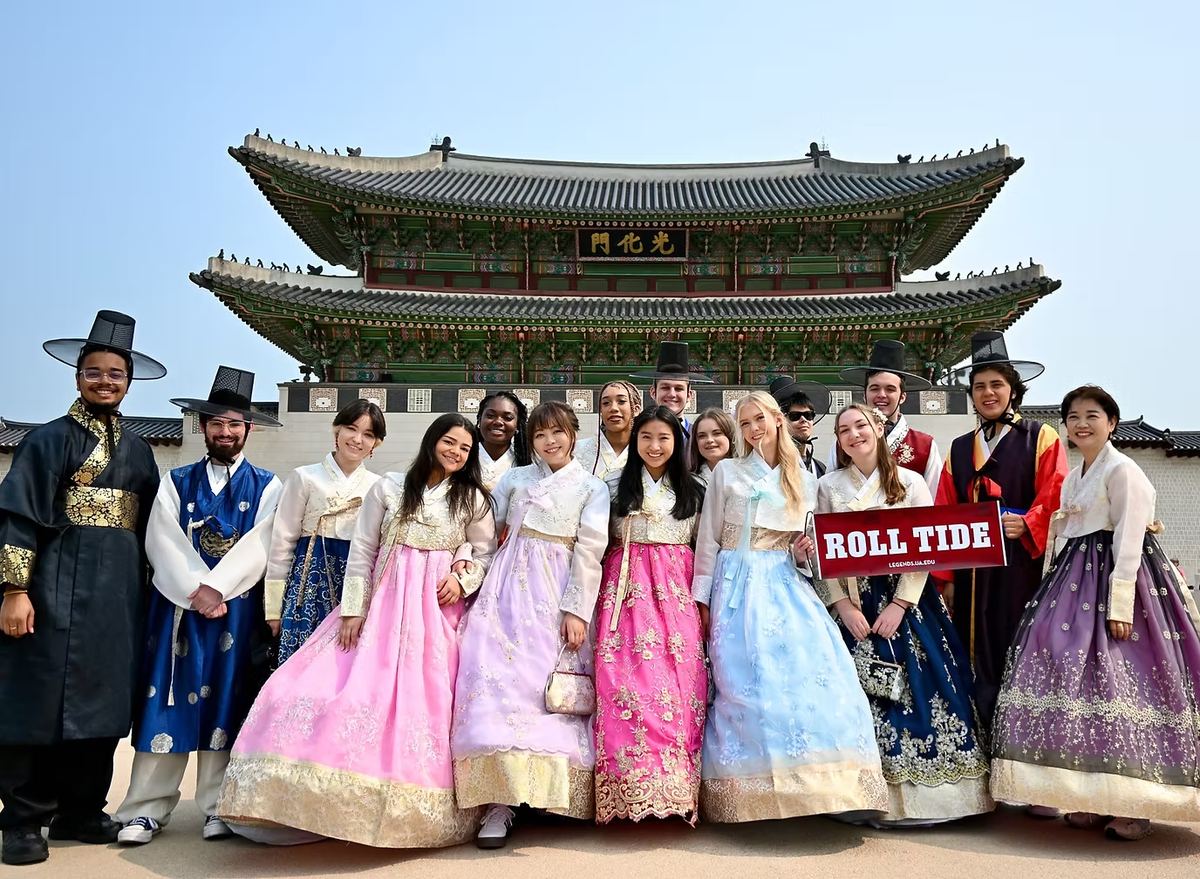 Students in hanbok at Gyeongbokgung Palace